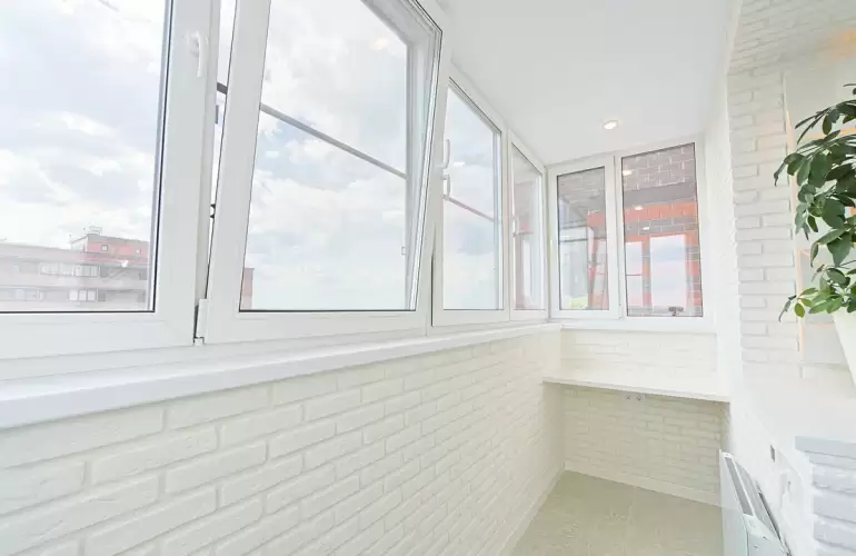 Отделка балкона широкоформатным ламинатом с утеплением